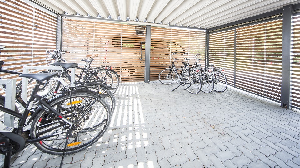 Trocken und sicher werden Ihre Räder im Hotel-Carport aufbewahrt.